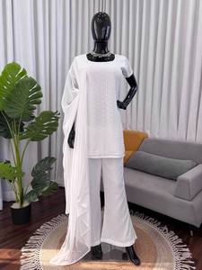 Ensemble iconique de style années 90 intemporel, vêtements ethniques élégants, confectionnés dans des tons raffinés avec des tissus et des détails de qualité supérieure. - Product Image 2
