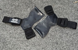 Agarraderas Personalizadas con Logotipo OEM para Entrenamiento de Fuerza, Estilo Deportivo con Agarre Fuerte en la Parte Posterior, con Logotipo de Goma - Product Image 4