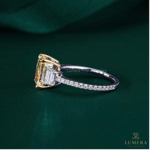 แหวนเพชรทรงคลาสสิคสีเหลืองสดใส ทอง 18K แหวนหมั้นเพชรสามเม็ด เพชรเลี้ยงในห้องแล็บหรือเพชรธรรมชาติ - Product Image 2