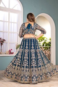 Ensemble Lehenga Choli pour femmes, vêtements ethniques indiens, en tissu filet, avec broderie lourde, travail de codage de sequins et design, et dupatta. - Product Image 4