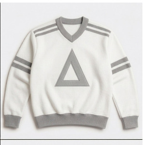 Pull en tricot blanc pour homme à col en V avec applique triangulaire grise, coupe classique, pull décontracté d'automne, design rayé - Product Image 1