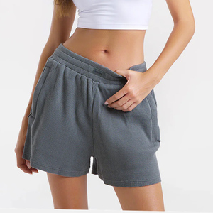 Shorts en jean taille haute pour femme avec poches, fermeture boutonnée, délavé, coupe décontractée, couleur unie bleu - Product Image 1