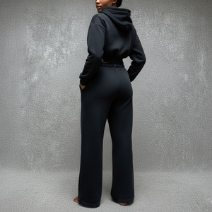 Ensemble de survêtement noir à capuche pour femme, pantalon long avec poches latérales, impression par transfert thermique avec logo personnalisé, coupe décontractée et ample - Product Image 5