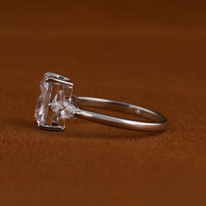 Nuevo Anillo de Compromiso con Diamante Cultivado en Laboratorio con Corte Radiante y Diamantes Laterales en Forma de Pera, Oro Sólido de 14k, Anillo Nupcial Personalizado - Product Image 2