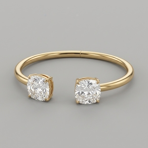 Pulsera de Diamantes de Laboratorio de Dos Piedras de 4 Quilates Cada Una, con Corte Cojín, en Oro Amarillo de 14k, Engaste de Garra y Diseño de Tubo Hueco - Product Image 4