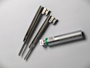 VITRA F.O. Lames de laryngoscope Miller 3 - 4 et poignée |   Laryngoscopes pour adultes en acier inoxydable de qualité médicale |   CERTIFIÉ CE - Product Image 1