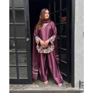 Ensemble haut-bas et Dupatta de créateur avec séquence de broderie Taille de travail XL - Product Image 2