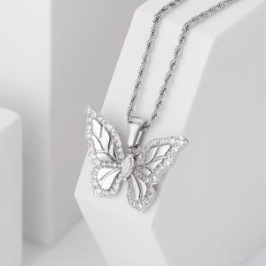 Pendentif papillon avec incrustation de strass, acier inoxydable plaqué rhodium, bijou unisexe, cadeau - Product Image 1