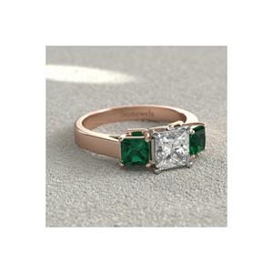 Anillo de Compromiso de Lujo Stonewels con Tres Piedras de Diamante Corte Princesa y Piedras Laterales de Esmeralda, Certificado en Oro - Product Image 1