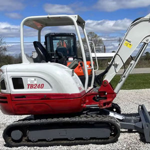 Mini-excavatrice sur chenilles hydraulique diesel Takeuchi TB240 d'occasion 2023, 92 kW, 5 tonnes, capacité de la benne de 0,2 m³, machine de construction à vendre - Product Image 1