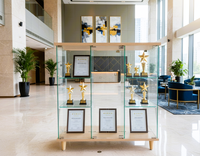 Vitrine de Luxe TMG en Verre Trempé Marron Clair de Haute Qualité avec Pieds, Modèle G398, Idéale pour Hôtels et Restaurants