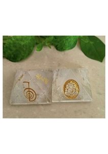 Pyramides en quartz clair gravées en gros, pierres précieuses pour le nettoyage et l'équilibrage des chakras - Product Image 2