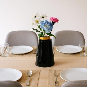 Maceta de Metal para Flores, Florero Cilíndrico Negro con Diseño de Anillo Dorado y Textura Brillante para Uso en Interiores y Exteriores - Product Image 4