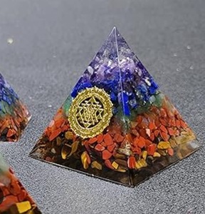 Pirámide de Orgón de Cristal de Lujo REIGN on RESIN con Diseño Multicapa, Alambre de Cobre Enrollado, Hecho a Mano, Símbolo Personalizable - Product Image 3