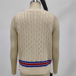 Gilet en tricot sans manches brodé col en V pour femme, style preppy, motif logo frontal, en acrylique, motif Tigres de l'État du Tennessee, vente en gros - Product Image 2