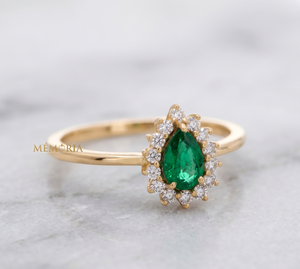 Bague artisanale en or jaune 14 carats avec émeraude naturelle et pavé de diamants, certifiée IGI, pour grossistes en bijoux pour femmes - Product Image 1