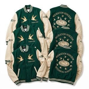 Proveedor de Chaquetas Letterman OEM, Cuerpo de Lana Color Carbón, Mangas de Cuero Gris, Bordado de Chenilla con Diseño de Narval y Aves Marinas, Ropa Exterior de Béisbol - Product Image 2