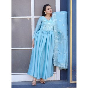 Conjuntos de diseñador para mujer, vestido de Chinon bordado con Pent y Dupatta, elegante atuendo de boda - Product Image 4