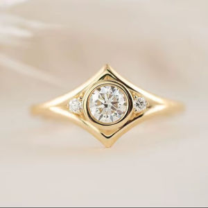 Bague de qualité supérieure en or massif 18 carats, sertie de trois diamants de laboratoire taillés, à trois branches, avec sertissage clos, certifiée IGI, par CREATIVE CRAFT Lab. - Product Image 3