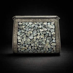 Bolso de Mano Plateado de Cuero Genuino Blanco con Remaches Metálicos, Estilo Antiguo Moderno con Mosaico Indio - Product Image 2