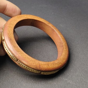 Bracelet en bois minimaliste à profil fin avec bordure en métal texturé - Bracelet en bois artisanal ethnique traditionnel - Vente en gros - Product Image 4