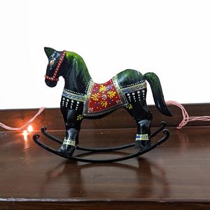 Caballo balancín de hierro de alta demanda, ideal para decoración de estanterías de estudio, mostradores de recepción y uso profesional con atractivo visual. - Product Image 5