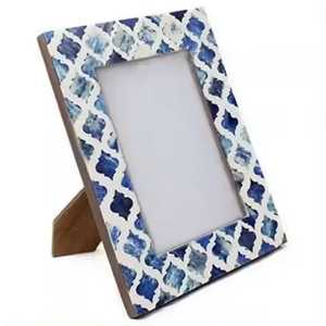 Cadre photo rectangulaire moderne en bois et ossement imprimé motif géométrique bleu et blanc, support de présentation pour la décoration intérieure - Product Image 1