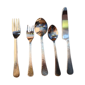Ensemble de couverts en métal martelé à haute brillance de 5 pièces comprenant une fourchette à dîner, une fourchette à salade, une cuillère à soupe, une cuillère à café et un couteau à dîner. - Product Image 1