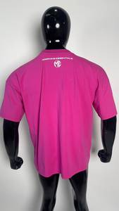 T-shirt rose à col rond et manches courtes pour homme avec imprimé lettres gothiques blanches, coupe unisexe oversize, en jersey de coton écologique et respirant - Product Image 4
