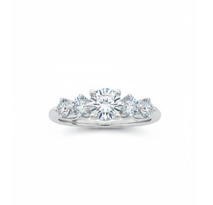 Anillo de compromiso de oro blanco para mujer con diamantes redondos, engaste de púas, estilo clásico, banda de cinco piedras - Product Image 3