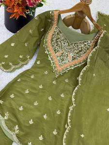 Conjunto de Salwar Kameez Verde Bordado con Dupatta de Seda, Corte Ajustado, Estilo Étnico Midi para Bodas y Fiestas - Product Image 5