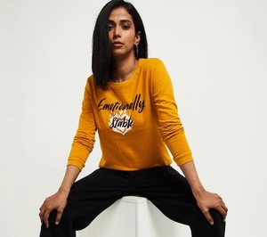 Sudadera de Manga Larga Color Amarillo Mostaza para Mujer con Estampado de "Emotionally Stable", Cuello Redondo, Informal, de Punto, de Algodón Transpirable - Product Image 3