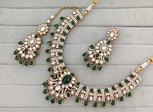 Conjunto de Collar y Pendientes Kundan Chapados en Oro Antiguo Tradicional Indio con Cuentas de Piedras Preciosas Multicolor Estilo Navratna para Boda - Product Image 2