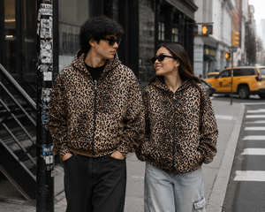 Sudadera con capucha unisex de forro polar con estampado de leopardo, con cremallera, estilo camuflaje, holgada, informal, para uso urbano, con corte cuadrado y cremallera. - Product Image 2