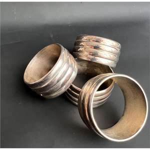 Juego de 4/6/12 Anillos para Servilletas de Forma Orgánica en Oro Mate - Porta Servilletas Metálicos de Estilo Nórdico para Bodas y Eventos de Lujo - Product Image 4