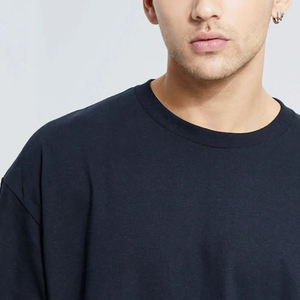 Camiseta de algodón personalizable para hombre, color sólido, estilo urbano con estampado en relieve, peso pesado, logotipo en la parte delantera. - Product Image 6