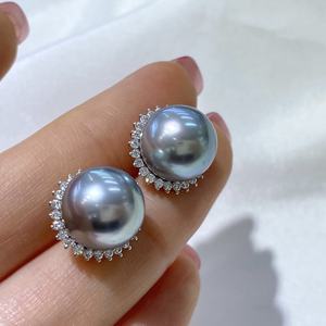 Pendientes de Perlas de Vidrio Plateadas Redondas de 11 mm, Comparables con el Lujo, Degradado de Zafiro Fénix, Luz Fría, Frente Impecable - Product Image 3