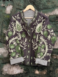 Chaqueta Sujani Gris Oscuro Hecha a Mano para Mujer, Abrigo de Algodón con Bordado Floral Verde Indio para Exportación y Venta en Boutique - Product Image 1