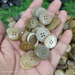 Botón de cuerno de buey natural marrón, hecho a mano, accesorio de costura para abrigos y prendas, al mejor precio. - Product Image 1