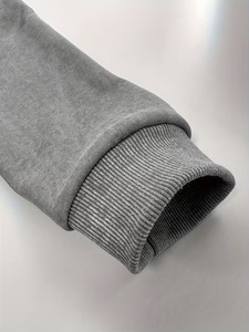 Sweat à capuche streetwear gris avec broderie appliquée, effet vintage délavé et usé, design respirant - Product Image 4