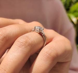 Bague en diamant de laboratoire allongée et éclatante avec pierres latérales marquise en or blanc 14 carats, design de joaillerie raffinée, cadeau pour femme - Product Image 3