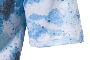 Camiseta Casual de Manga Corta para Hombre, Cuello Redondo, Corte Ajustado, Tejido de Algodón Transpirable, Estampado Tie-Dye Azul, Diseño Pintado a Mano - Product Image 3