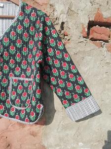 Chaqueta de Algodón Acolchada Floral Hecha a Mano: Prenda Reversible para Mujer - Product Image 5