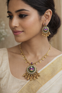 Conjunto de Collar y Pendientes Chapados en Oro Antiguo con Incrustaciones de Piedras Moradas y Verdes, Joyería Tradicional India de Latón para Novias - Product Image 2