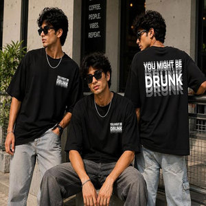 เสื้อยืดแขนสั้นสีดำสำหรับผู้ชาย ทรงปกติ คอกลม/คอวี ผ้าฝ้ายเจอร์ซีย์ 100% สวมใส่สบาย ระบายอากาศได้ดี พิมพ์ลายดิจิทัล แห้งเร็ว - Product Image 1