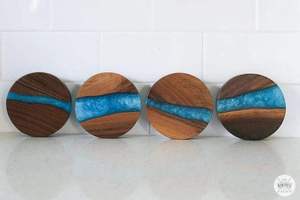 Posavasos de madera y resina epoxi de alta calidad, redondos y cuadrados, personalizables por Royal Natural Craft. - Product Image 2