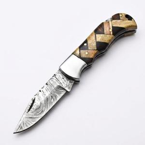 Couteau de poche pliant en acier Damas forgé à la main avec manche en bois mosaïque et mécanisme de verrouillage - Product Image 4