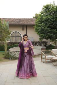 Tenue de fête : Lehenga Choli scintillant avec bordure richement tissée et dupatta élégant - Product Image 3