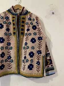 Veste Suzani en velours beige brodée de fleurs de qualité supérieure pour femme, style bohème, col montant, manches longues, idéale pour l'automne - Product Image 3