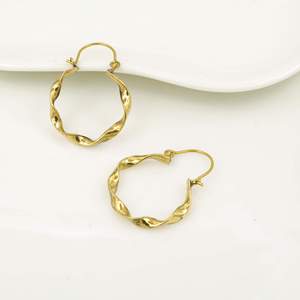 Boucles d'oreilles créoles en laiton plaqué or, design torsadé, style punk unisexe, bijoux de mode pour occasions chrétiennes et fêtes - Product Image 1